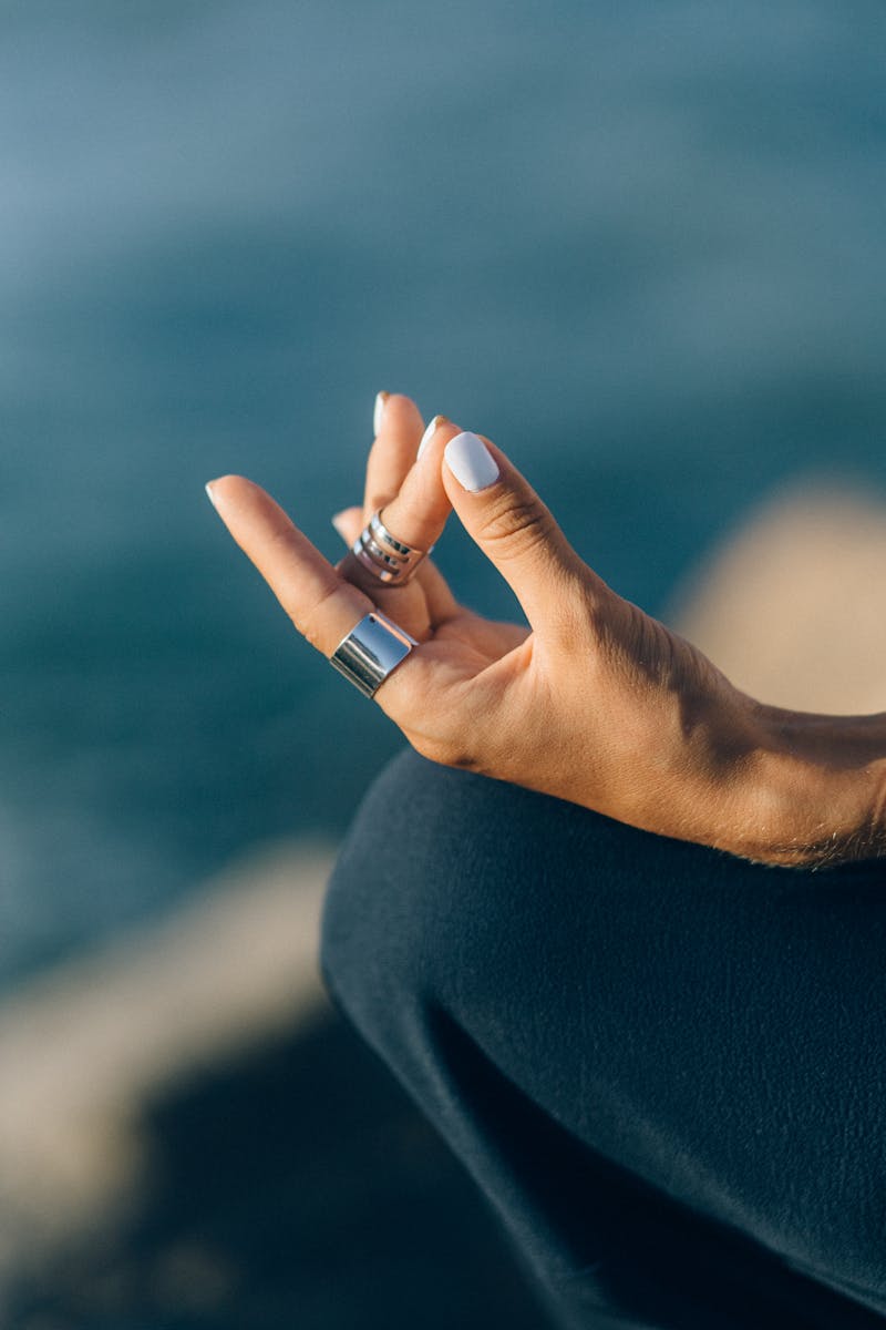 Pla detall d'una mà meditant