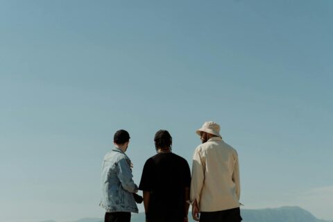Tres persones amb el cel blau de fons
