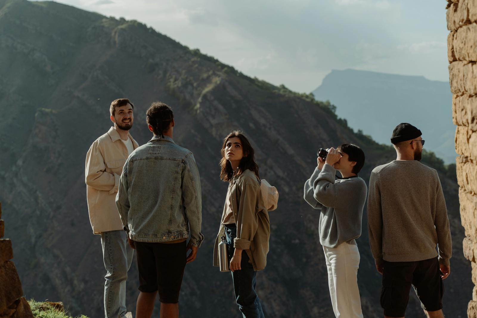 Grup de presones observant un paisatge