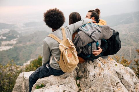 Grup de persones gaudint de la naturalesa