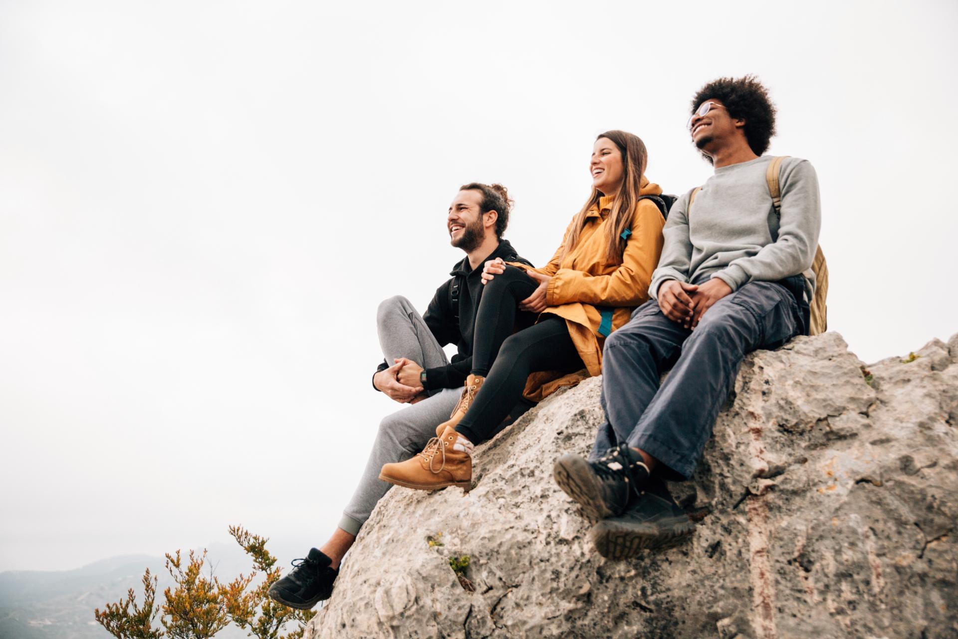 Grup de persones gaudint de la naturalesa