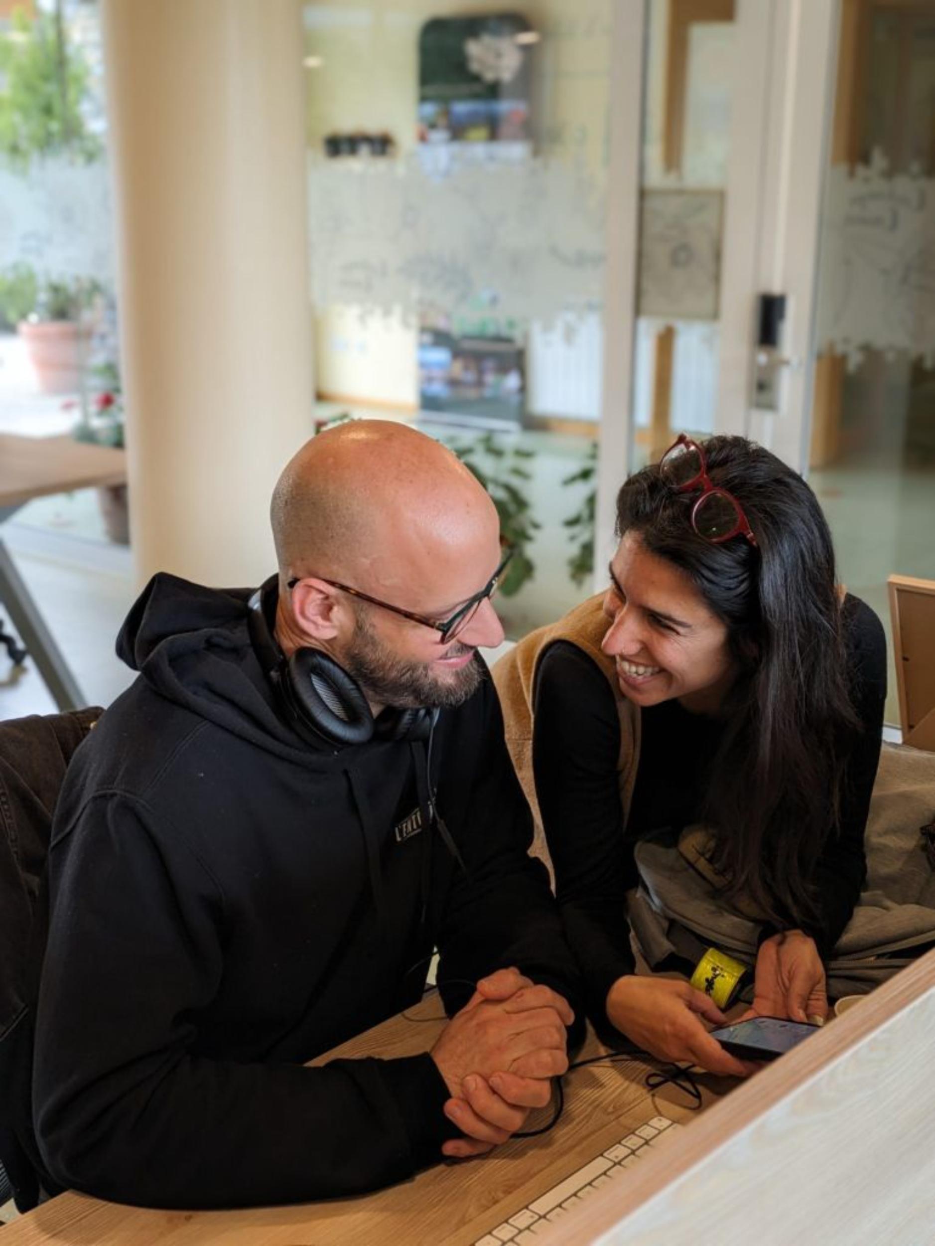 Persones rient al coworking Cerdanya Viva