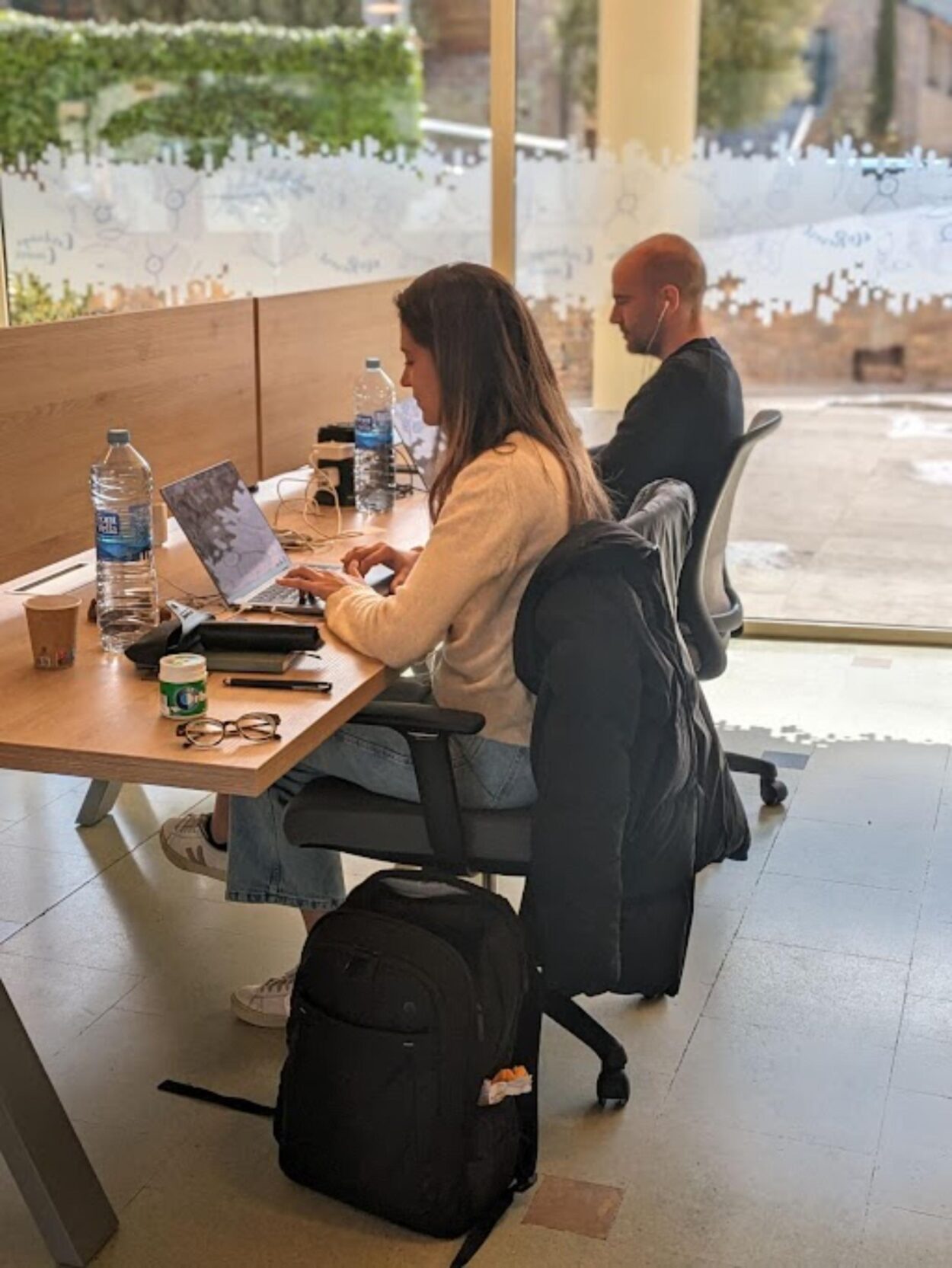 Persones treballant al coworking