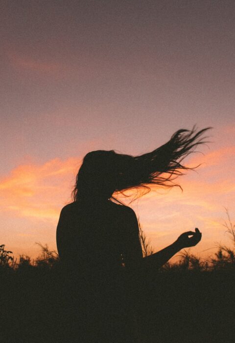 Silueta d'una dona durant la posta de sol