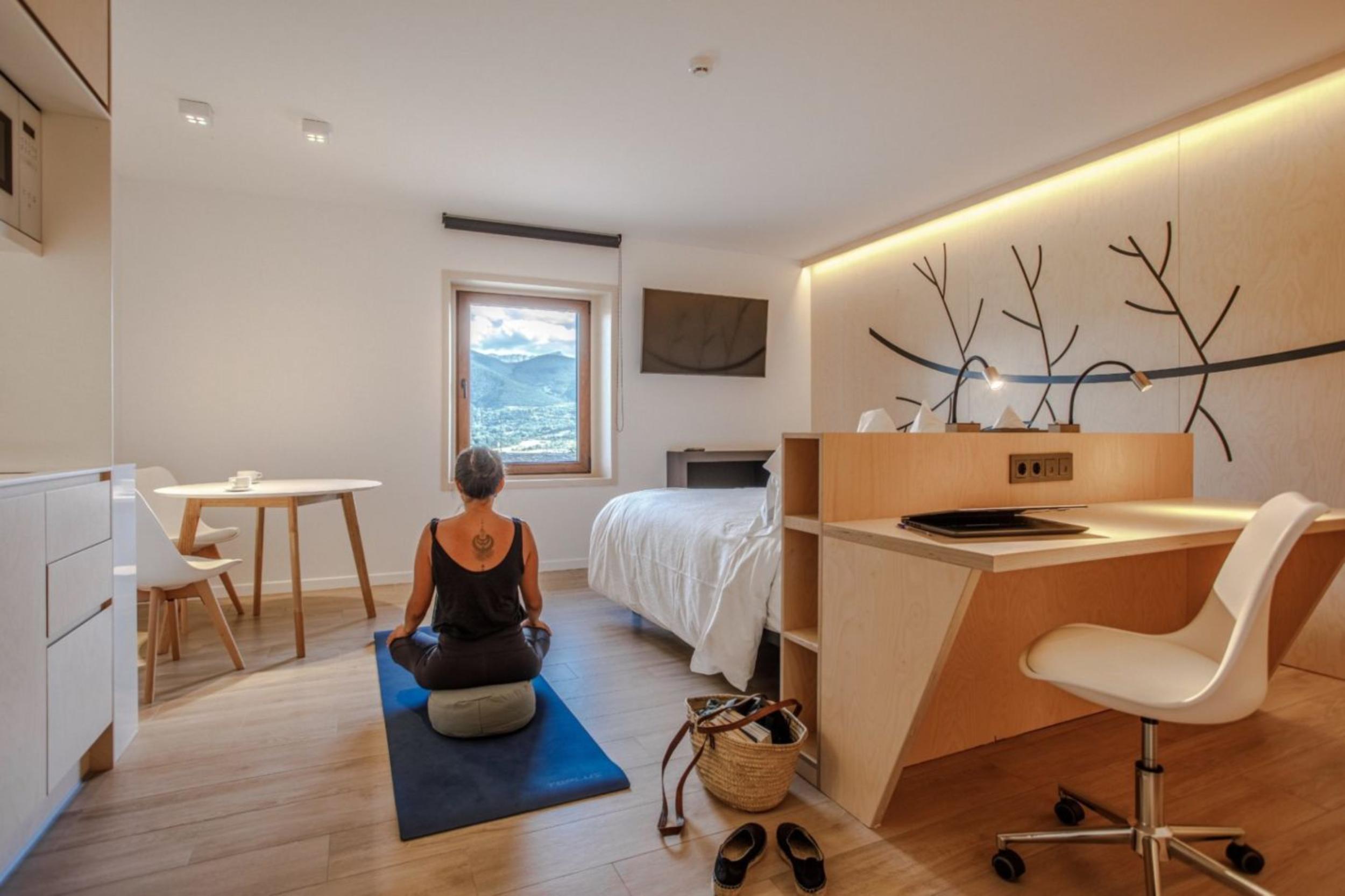 Estudi a Cerdanya Viva amb persona meditant