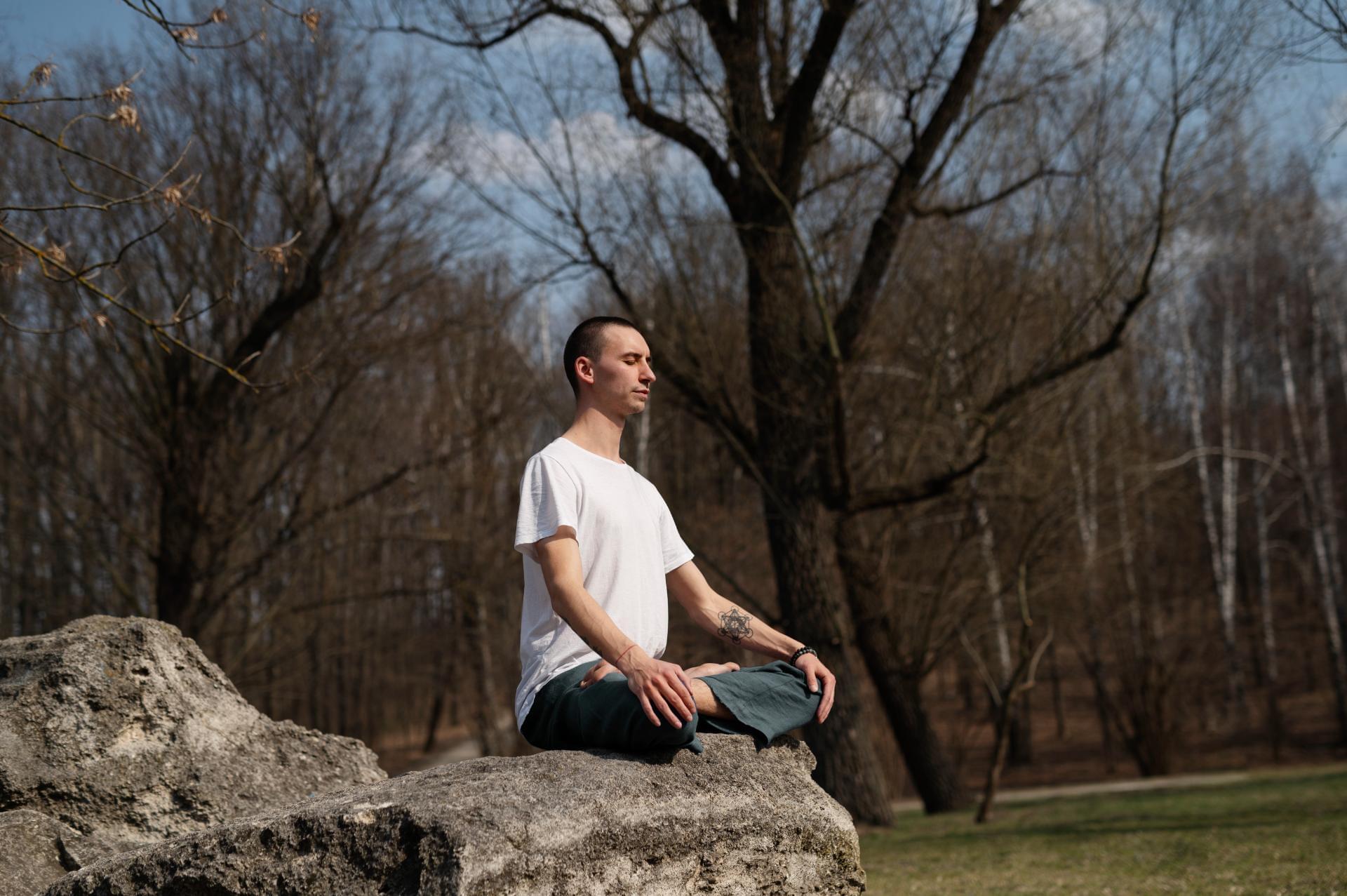 Persona practicant meditació