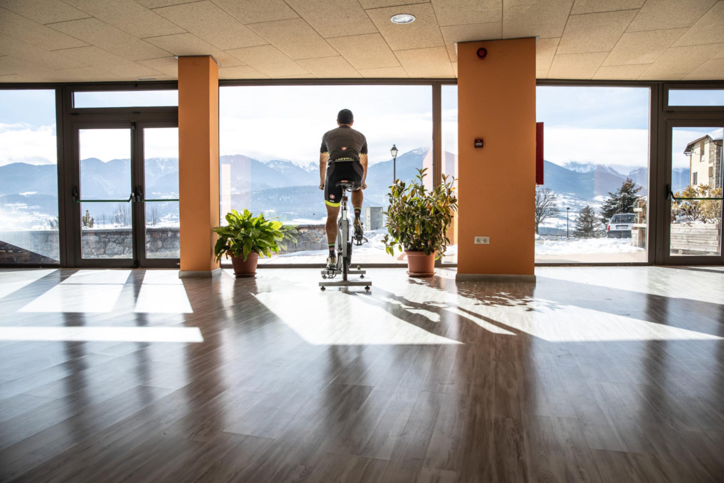 Home amb una bici estàtica