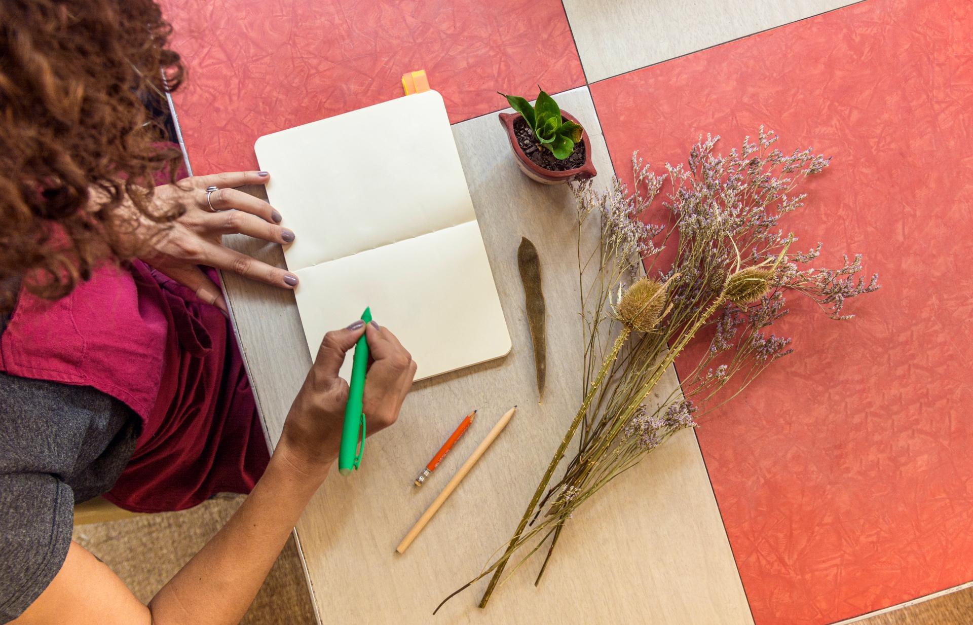 Persoona fent escriptura creativa