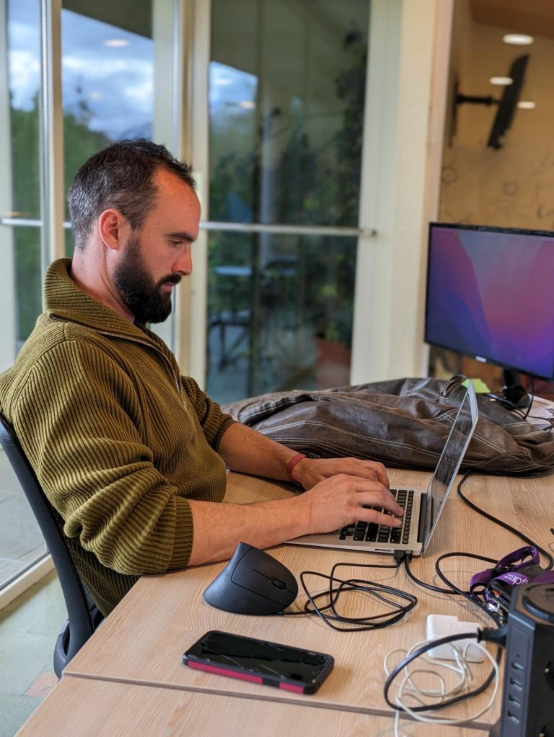 Home treballant amb un ordinador