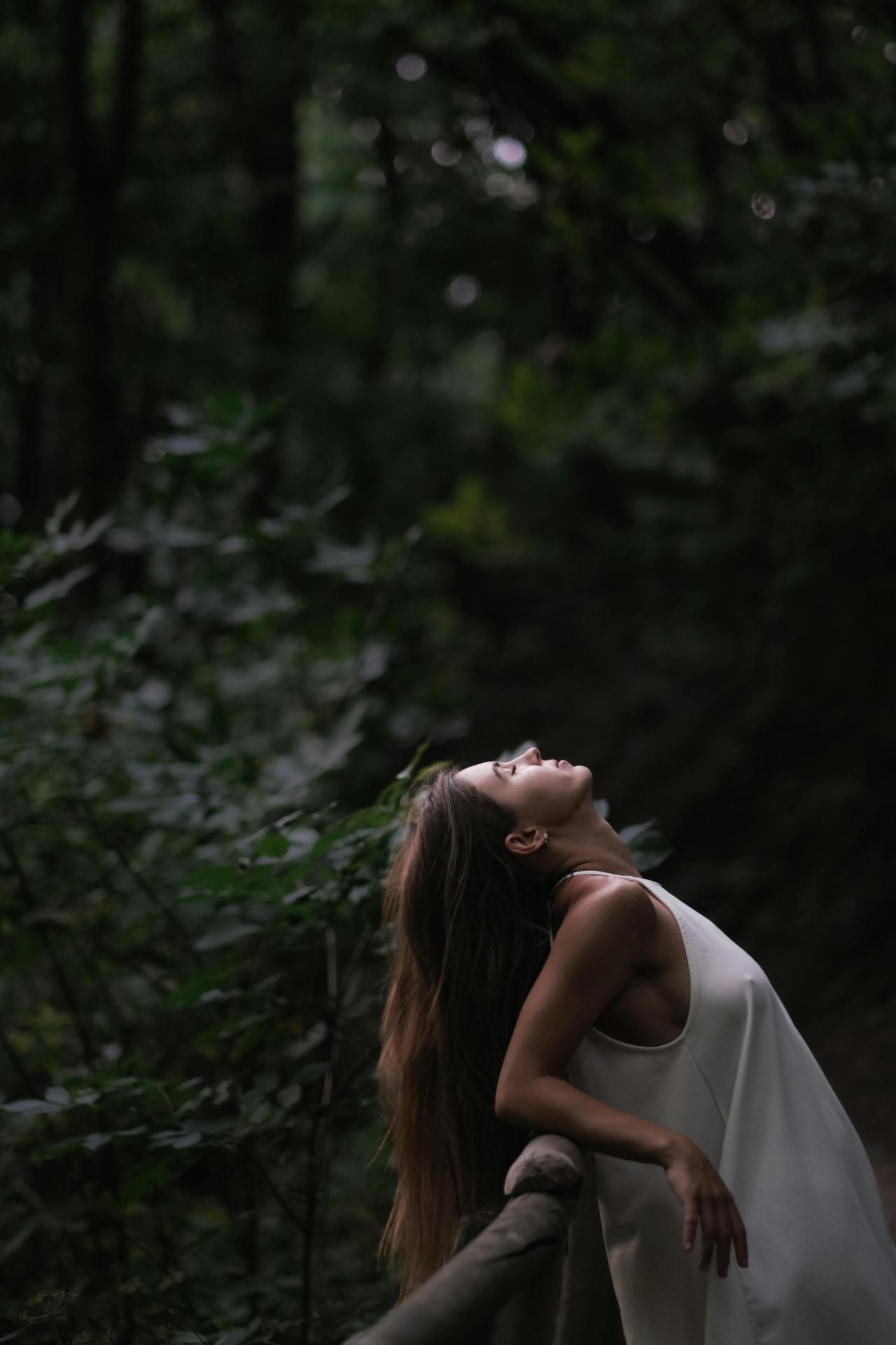 Noia relaxant-se a la naturalesa
